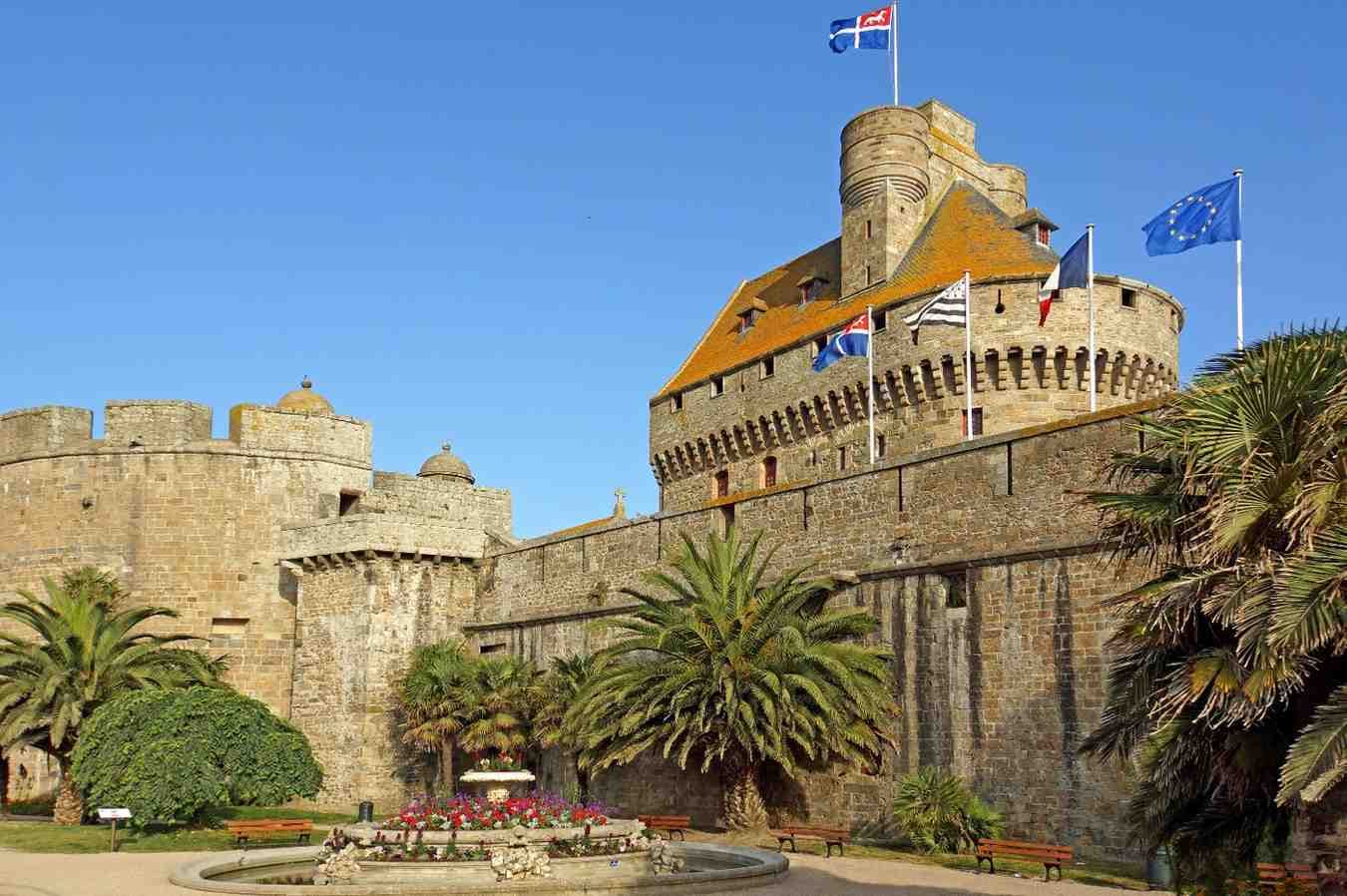 Panoramic view of the historic coastal town of Saint-Malo with ancient granite walls along the sea.