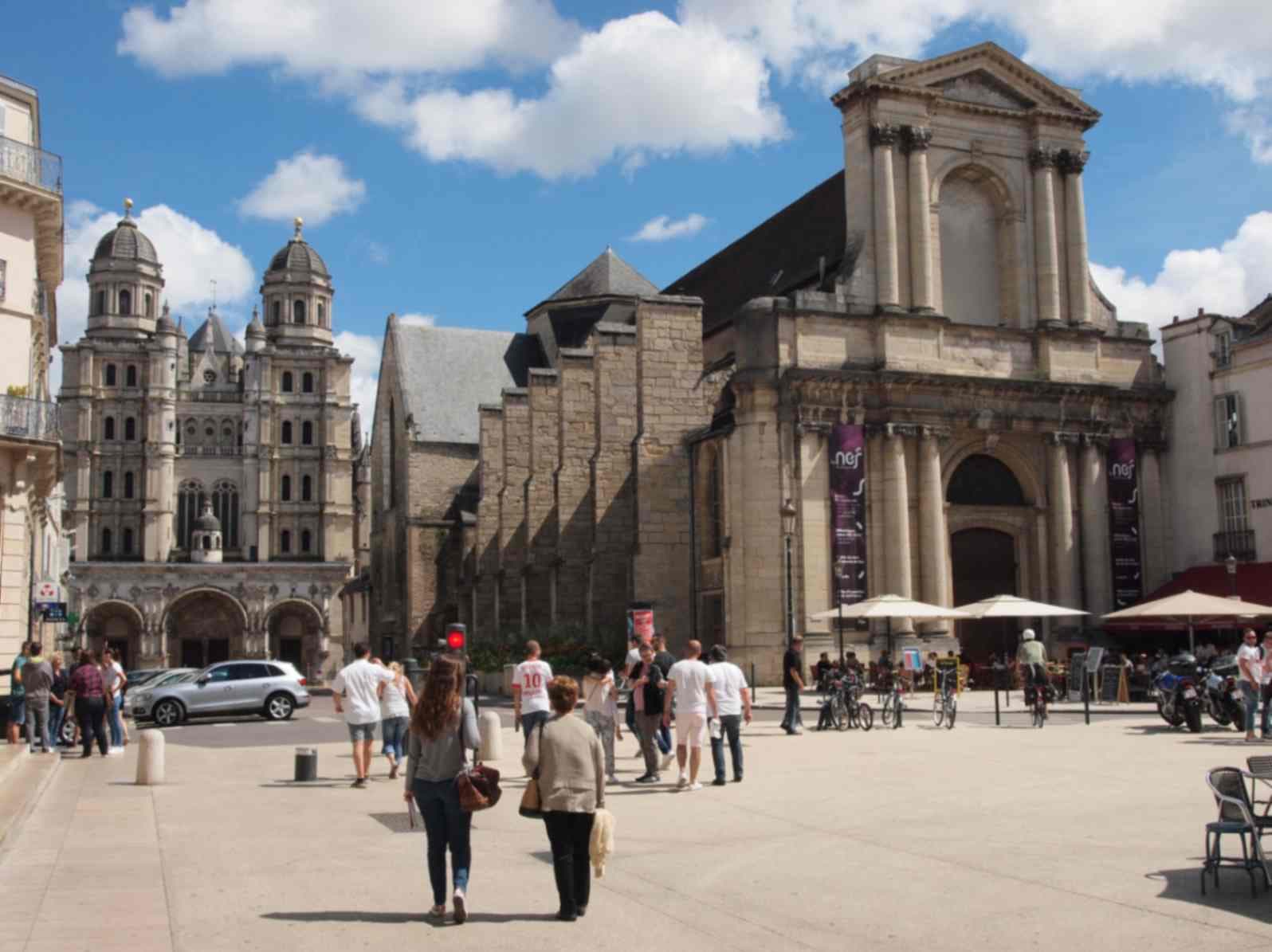 Kirchenfassade und öffentlicher Marktplatz