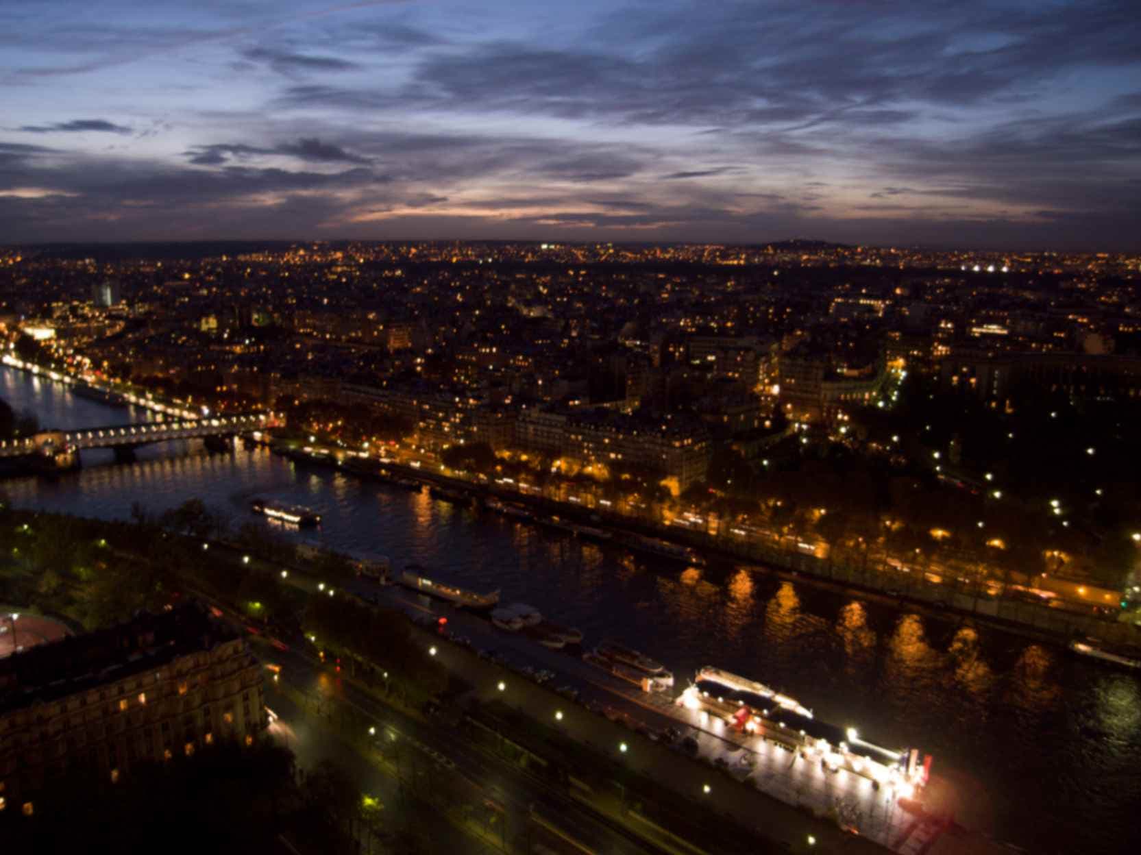 Silhouette von Paris in der Dämmerung