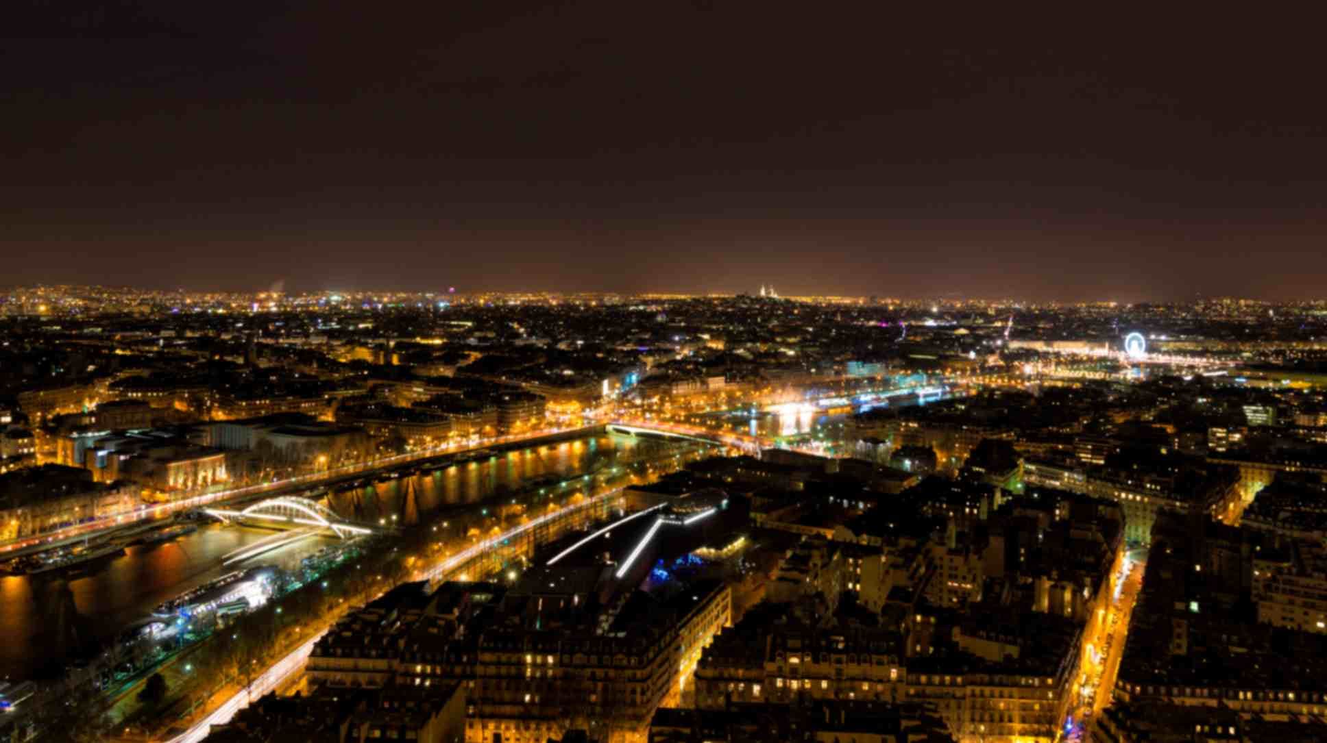 Die Seine und Paris bei Nacht