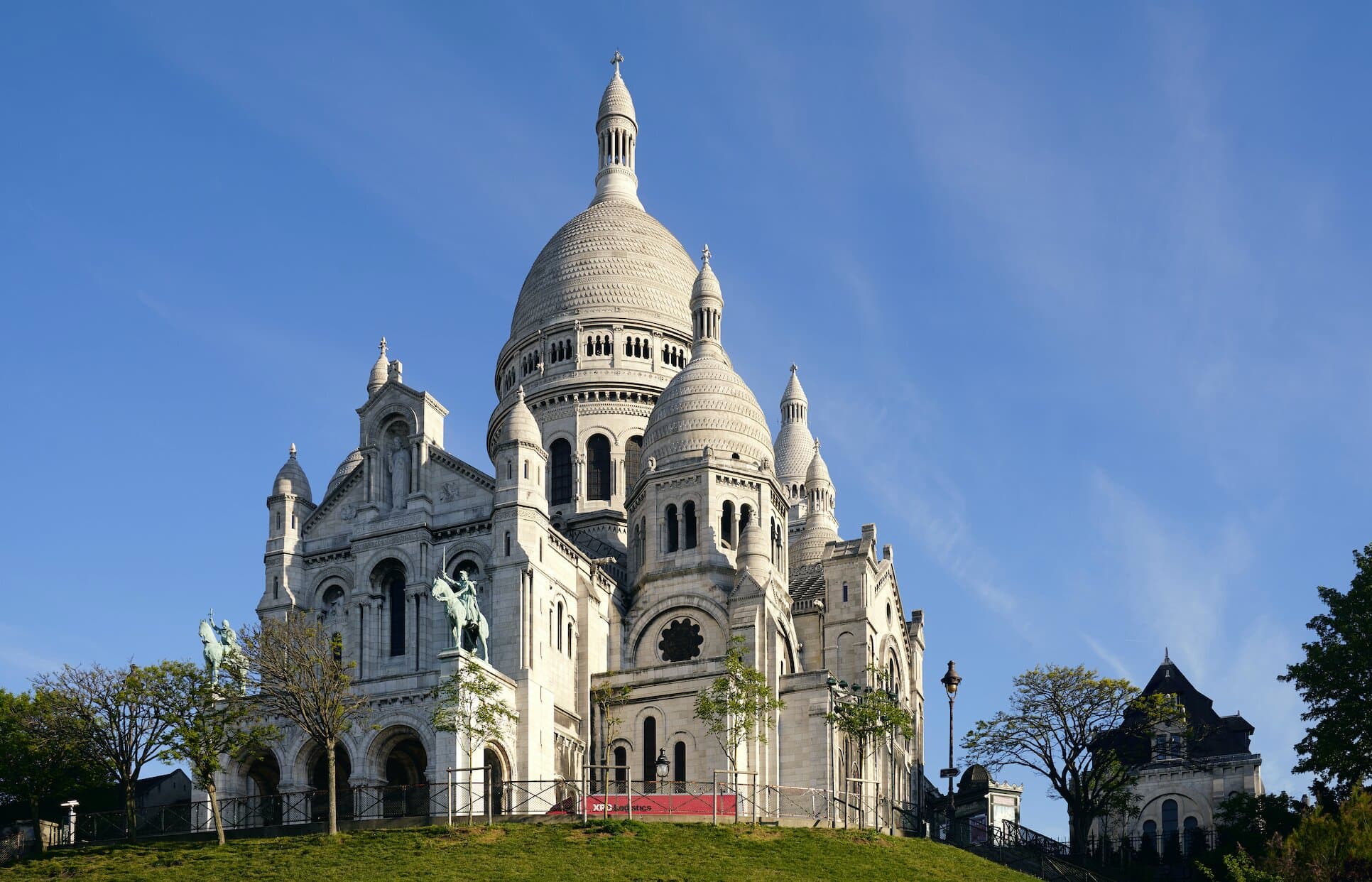 Montmartre Discovery with a Treat